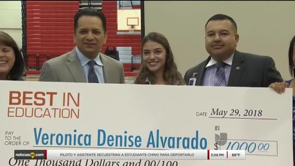 Otorgan beca universitaria a estudiante de la preparatoria Socorro