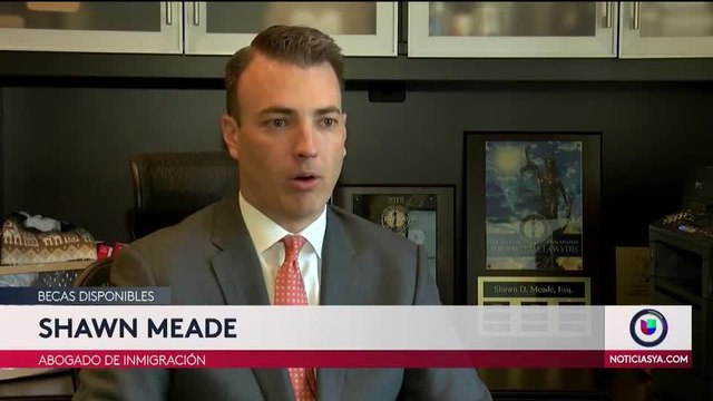 Abogado de Inmigración regala becas universitarias a jóvenes hispanos