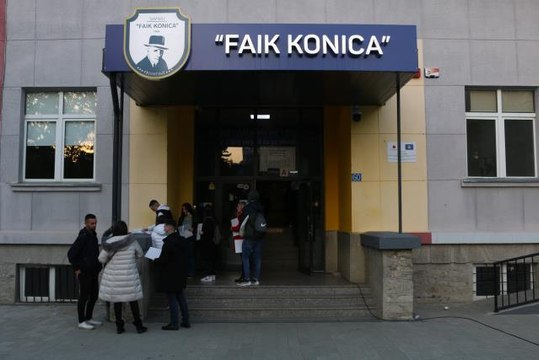 Kosova'da halk, yerel seçimlerin ikinci turu için sandık başında