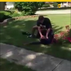 Policía somete a adolescente afroamericano en su jardín.mp4
