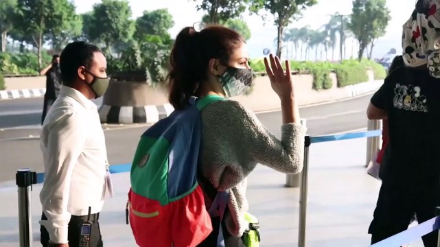 कुणाल खेमू और सोहा अली खान एयरपोर्ट पर बेटी इनाया के साथ लाड़ करते आये नजर