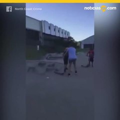 Hombre ataca al bully de su hijo y otros padres le aplauden.mp4
