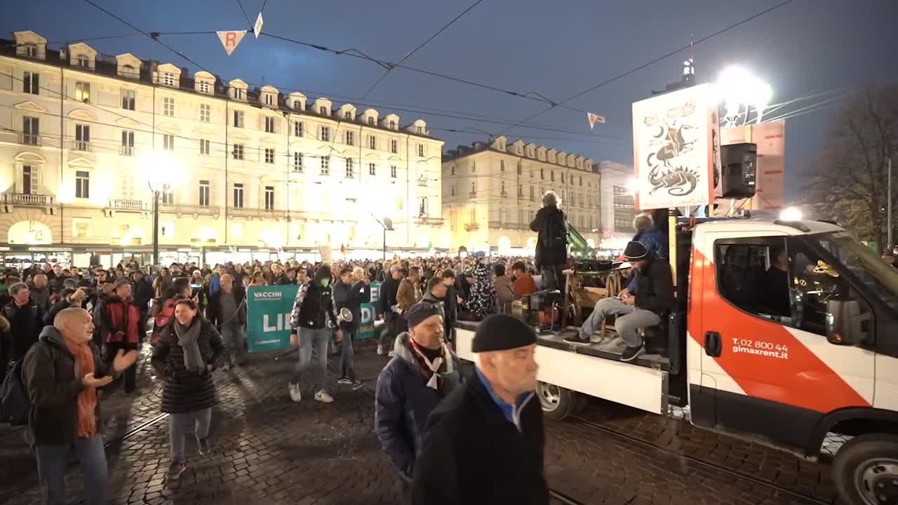 Tornano i no vax,tensione a Milano. "Giu' mani da bambini"