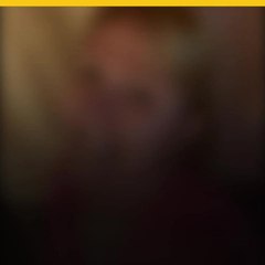 Mujer descubre que hay una serpiente en su carro