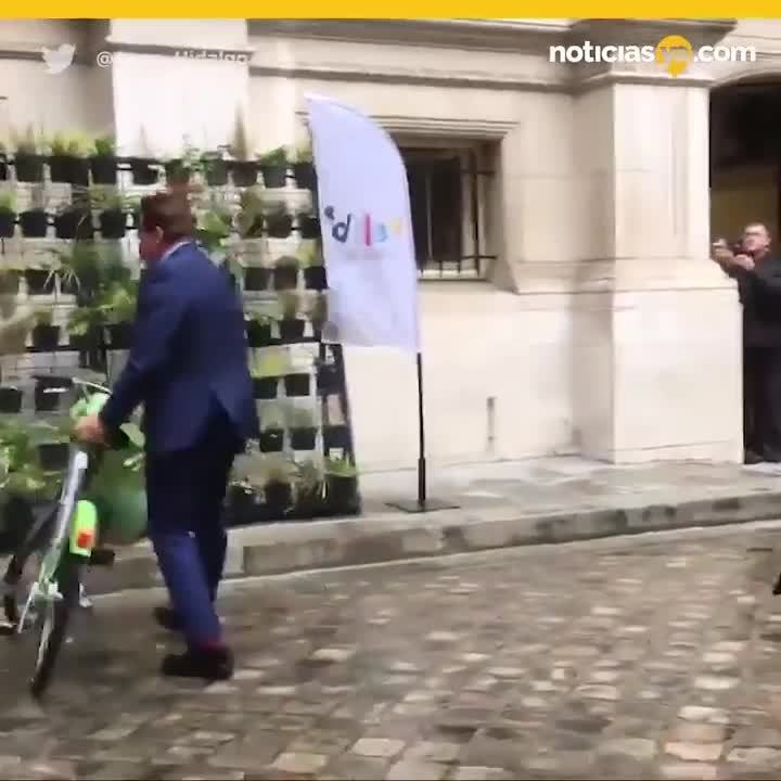 Arnold llega en bicicleta