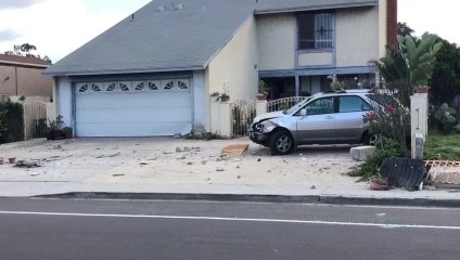 Conductor huye tras dejar camino de destrucción a su paso en San Diego