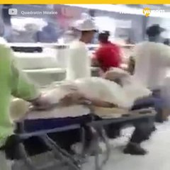 Anciana va en camilla al banco