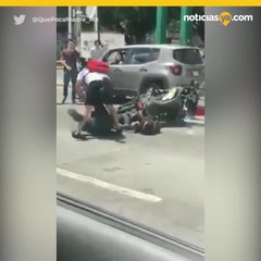 Polica ataca por la espalda a motociclista tras enfrentamiento
