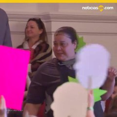 Estudiantes rinden tributo a la mujer que les prepara comida