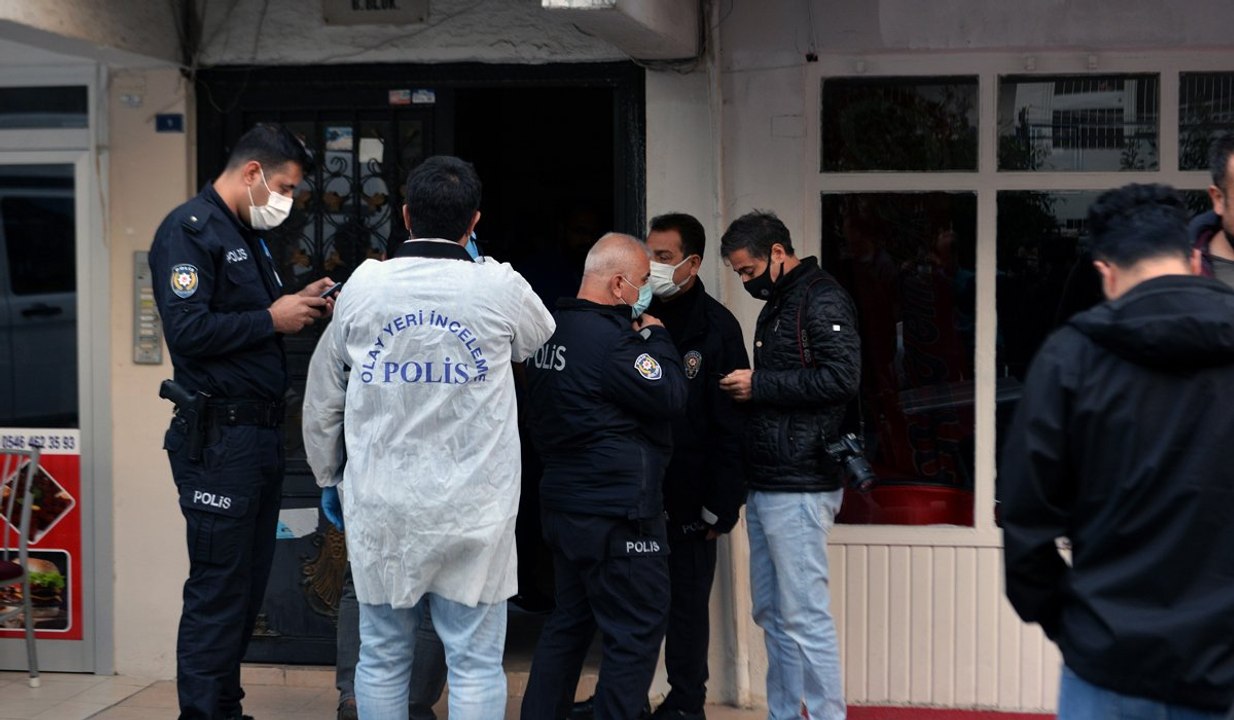 Tartıştığı babasını, boğazını keserek öldürdü