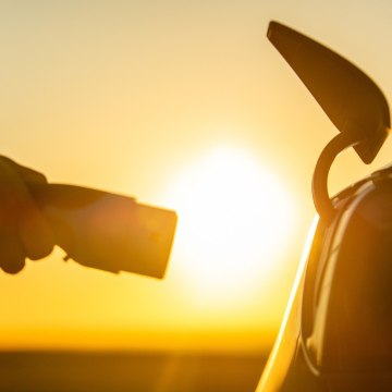 100% électrique ou hybride rechargeable : quelle est la voiture qu'il vous faut ? -Facebook