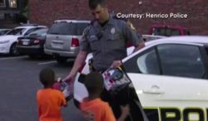 Oficial le trae una sonrisa a un par de niños