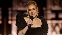 Adele ayuda a un fan con su propuesta de matrimonio durante un especial de TV