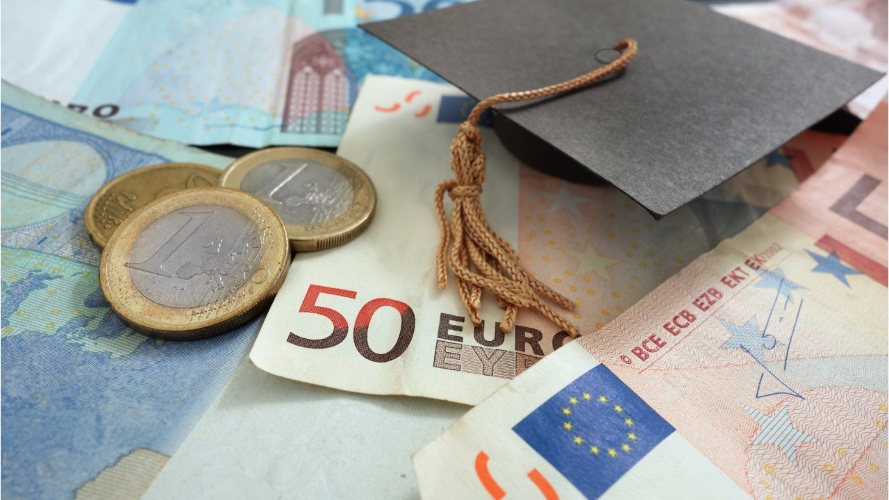 Découvrez les salaires des jeunes diplômés d’écoles de commerce et d’ingénieurs, secteur par secteur