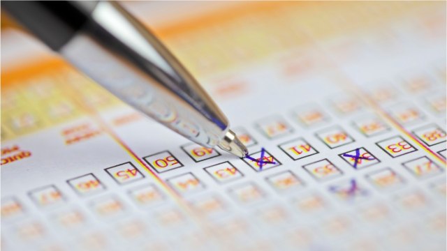 Amis depuis 45 ans, ils jouent pour la première fois au Loto et… touchent le jackpot