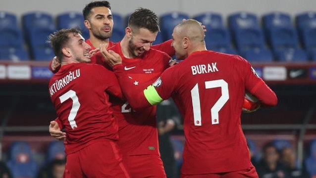 Burak Yılmaz, Karadağ maçı öncesi takım arkadaşlarını uyardı: Hollanda-Norveç maçını unutun