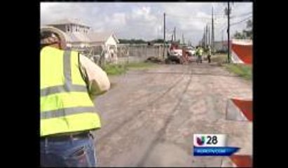 La ruptura de una tubería dejó un cráter en la calles Omaha y Leopardo