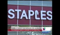 Pareja queda olvidada y encerrada dentro de una tienda