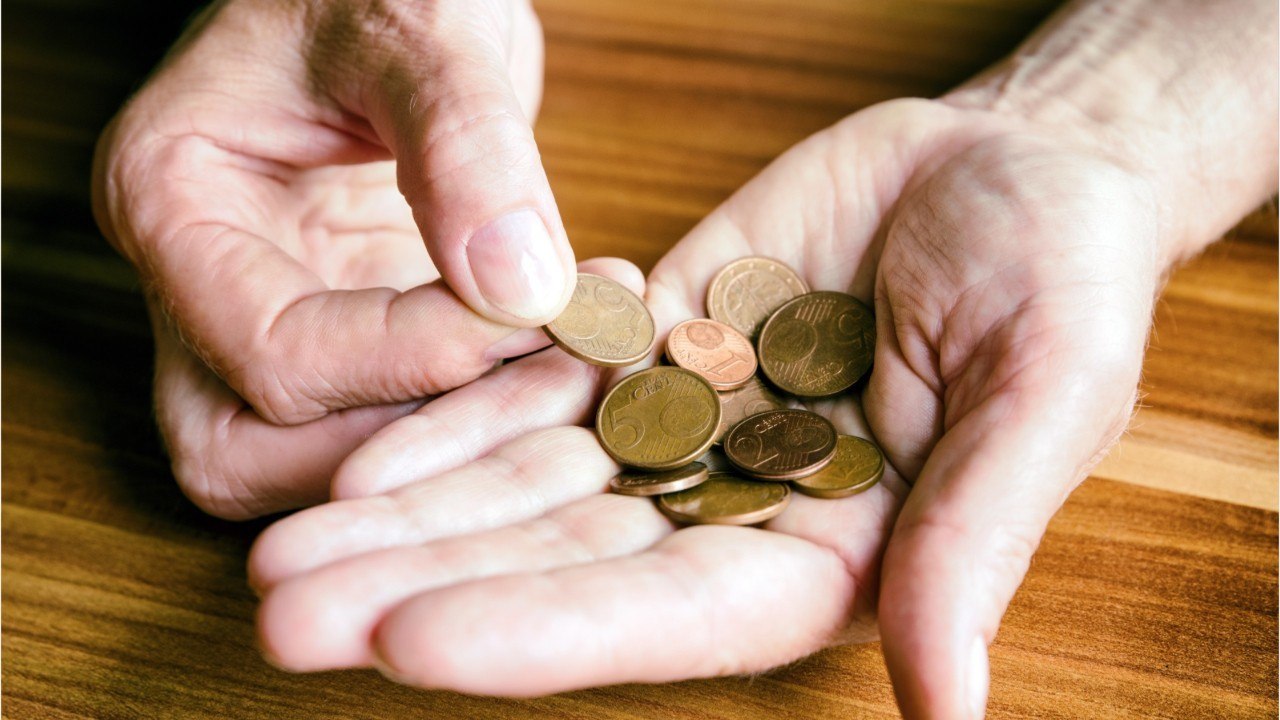 Il dépose moins d'un euro à la banque, on lui demande l'origine de ses fonds