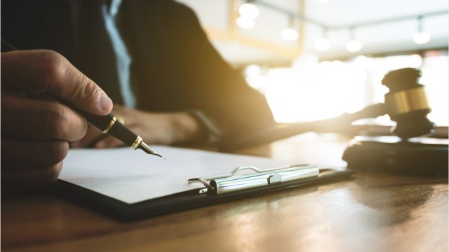 Qu’est-ce qu’un jugement contradictoire ?