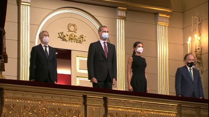 La reina Letizia brilla con su traje negro ajustado en el Teatro Real