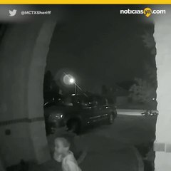 Mujer toca el timbre de una casa y abandona a nio en la puerta