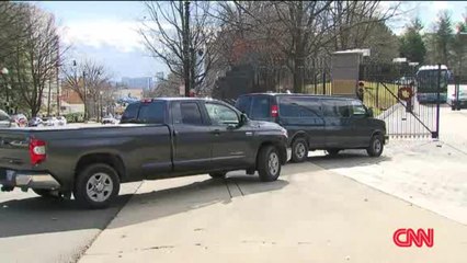 Llegan autobuses, camionetas a embajada rusa en Washington