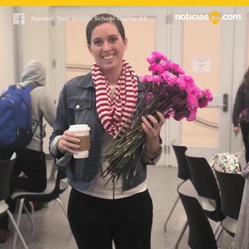 Estudiantes de secundaria regalan flores a todas las mujeres de su escuela