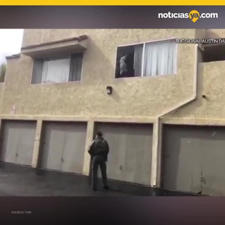 Rescatan a nia antes de caer desde ventana de segundo piso