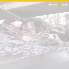 VIDEO: Camión derrama cargamento de cerveza al volcarse en California
