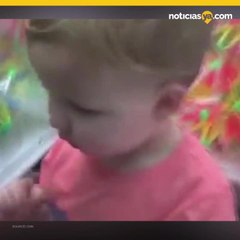 VIDEO: Niño de 2 años queda atrapado en máquina de juguetes