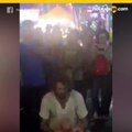 Pareja es detenida por dar show balanceando a su beb en el aire