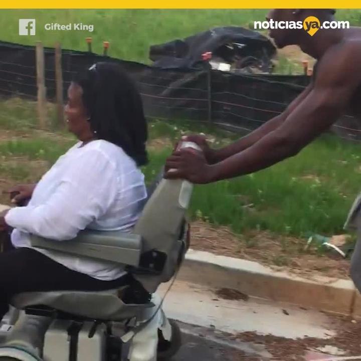 La empujó hasta casa cuando su silla de ruedas eléctrica falló