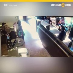 Clienta histérica defeca en cafetería y lo lanza a empleados
