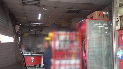 Kazaya yardım için dükkanı kilitleyip çıktıktan saniyeler sonra marketine otomobil girdi