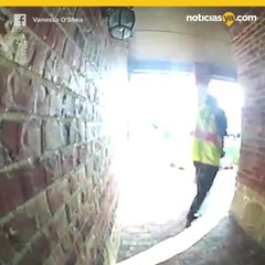 VIDEO: Repartidor de Amazon esconde paquete al ver mensaje en alfombra
