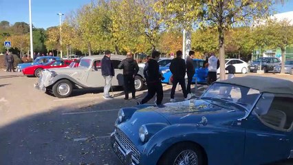 Yougtimers et belles voitures sur le parking de Décat’