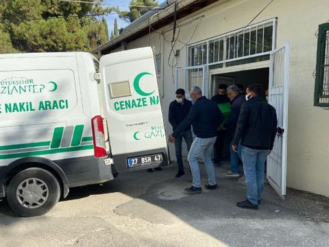 BAŞINA KALAS DÜŞEN İNŞAAT İŞÇİSİ KURTARILAMADI