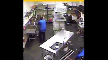 Cámaras captan a criminales asaltando un restaurante en Winter Haven