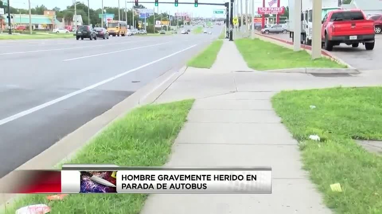 Hispano es apuñalado en parada de autobús en Orlando
