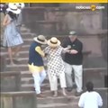 Hillary Clinton se resbala y casi cae dos veces por unas escaleras en India