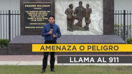 Niños solos en casa durante las vacaciones de primavera