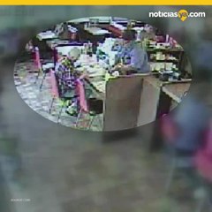 empleada ayuda amablemente a cliente mayor