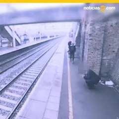 Mujer salva a hombre que se lanza a tren