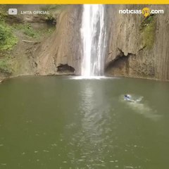 Se lanza de cascada de 50 metros y sale hasta el siguiente da