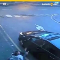 Hombre mata a su novia, se lanza de una ventana y agrede a otros