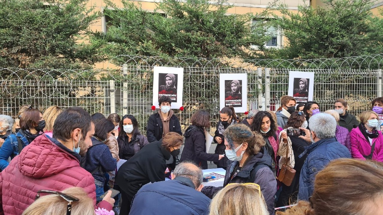 Kılıçla katledilen Başak Cengiz, öldürüldüğü alanda çiçeklerle anıldı