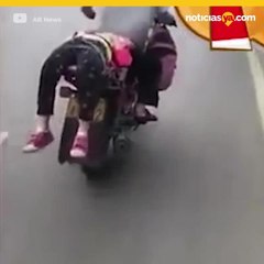 Padre obliga a su hija a ir a la escuela atándola a una moto