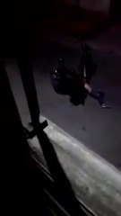 Oficiales arrastran a una persona durante protestas en Nicaragua