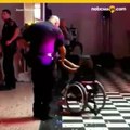 Polica baila con nia en silla de ruedas y gana corazones
